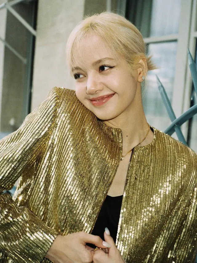 Penampilan Mahal Lisa BLACKPINK Saat Menikmati Paris dengan Busana Blink-Blink