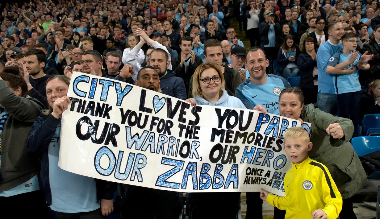 Suporter Manchester City mengucakpan terima kasih kepada Pablo Zabaleta usai pertandingan Liga Inggris melawan West Bromwich Albion di Stadion Etihad, Selasa, (16/05/2017). Zabaleta resmi pamit dari klub Manchester City. (EPA/Peter Powell)
