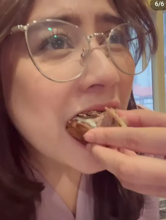 <p>Prilly Latuconsina mencicipi roti buatannya dengan penuh antusias. (Foto: Instagram/ prillylatuconsina96)</p>