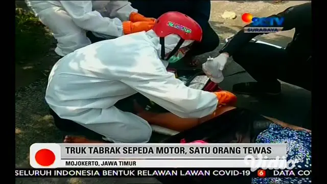 Suami istri pengendara sepeda motor menabrak truk di Jalan Raya Mlirip, Kecamatan Jetis, Kabupaten Mojokerto, Jawa Timur, Senin (20/4) siang. Akibatnya istri mengalami patah tulang kaki, sementara sang suami tewas di lokasi kejadian dengan luka parah...