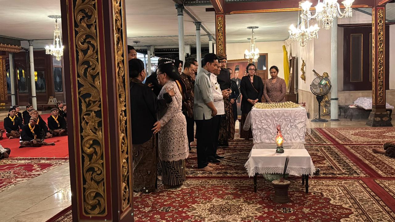 Wapres Gibran Beri Penghormatan Terakhir untuk Sri Susuhunan Pakoe Boewono XIII