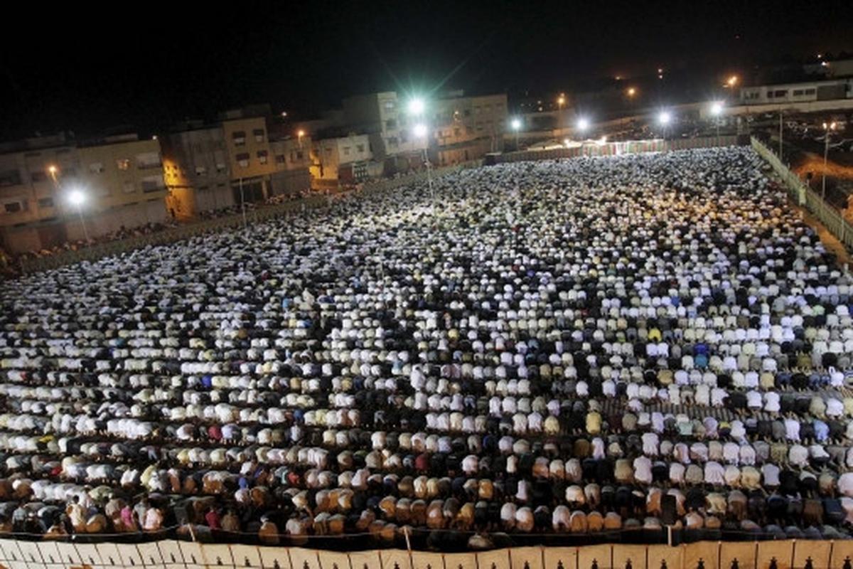 Kekhusyukan muslim Maroko mencari keberkahan malam Lailatul Qadar