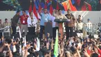 Presiden Prabowo Subianto (kedua kanan berdiri) didampingi sejumlah pimpinan organisasi-organisasi buruh menyampaikan pidato dalam peringatan Hari Buruh Internasional atau May Day 2026 di kawasan Monumen Nasional (Monas), Jakarta, Jumat (1/5/2026). (merdeka.com/Arie Basuki)