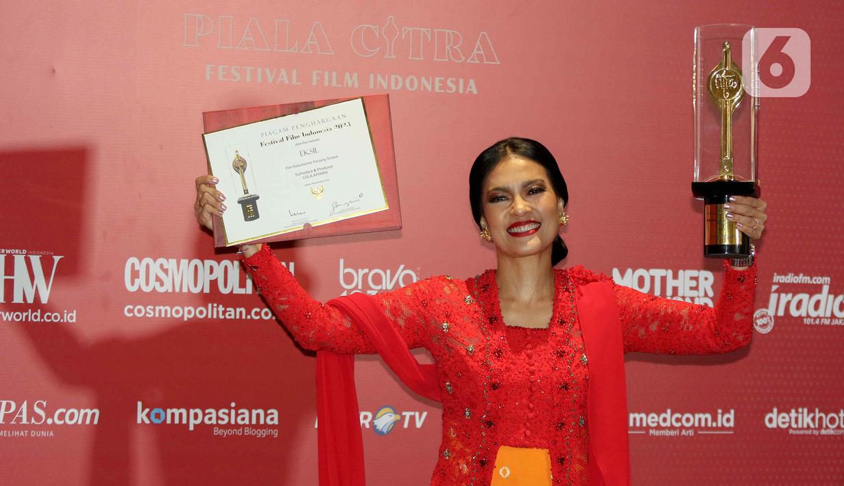 Lola Amaria berpose memegang piala saat menerima Anugerah Festival Film Indonesia (FFI) 2023 kategori  Film Dokumenter Panjang Terbaik: Eksil di Ciputra Artpreneur, Jakarta, Selasa (14/11/2023). (Liputan6.com/Herman Zakharia)