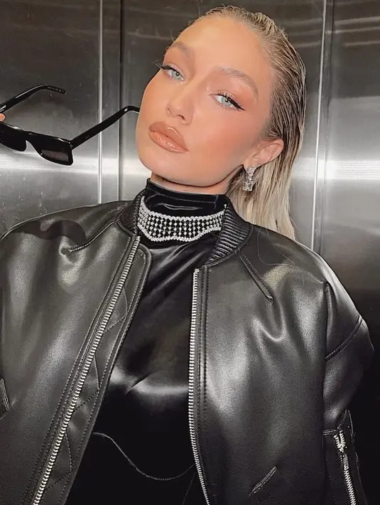 Sementara Gigi memadukan choker berlian dengan kemeja kerah tinggi dan jaket kulit berwarna hitam. [Foto: @gigihadid]