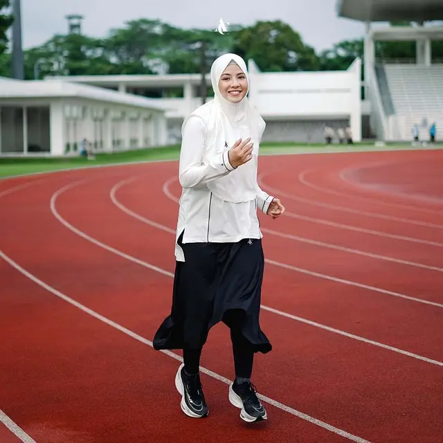 8 Gaya Sporty Santun Natasha Rizky yang Bisa Tiru, Tetap Kece dengan Busana Tertutup