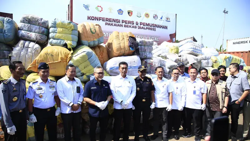 Bareskrim Polri yang tergabung dalam Satgas Importasi Ilegal menyita 1.883 bal pakaian bekas atau balpress dari dua lokasi di Kota Bandung dan Cikarang, Bekasi, Jawa Barat.