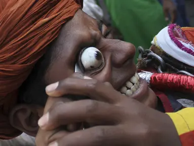 Seorang Islam Sufi di India melakukan aksi mengerikan saat Festival Urs di Ajmer, Jumat (8/4). Festival Urs dirayakan setiap bulan Rajab selama 6 hari untuk memperingati kematian Sufi Moinuddin Chishti. (Reuters/ Himanshu Sharma)