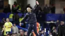 Pelatih Chelsea, Enzo Marseca melambaikan tangan kepada para penonton saat merayakan kemenangan timnya atas Southampton dalam laga lanjutan Liga Inggris 2024/2025 di Stamford Bridge, London, Rabu (26/02/2025) WIB. (AP Photo/John Walton)