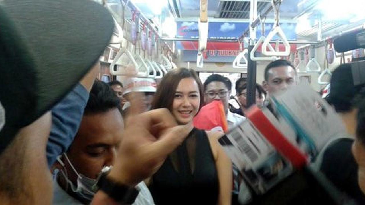 Seksinya Aura Kasih saat hibur penumpang di dalam gerbong KRL