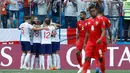 Pemain Inggris merayakan gol yang dicetak oleh Harry Kane saat melawan Panama dalam pertandingan Piala Dunia 2018 di Nizhny Novgorod Stadium, Rusia (24/6). Pada pertandingan ini Harry Kane berhasil mencetak tiga gol. (AP/Victor Caivano)