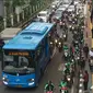 Arus lalu lintas di sekitar kawasan Stasiun Palmerah, Jakarta, Kamis (6/12). Keadaan ini mengganggu arus lalu lintas dan pejalan kaki. (Liputan6.com/Immanuel Antonius)