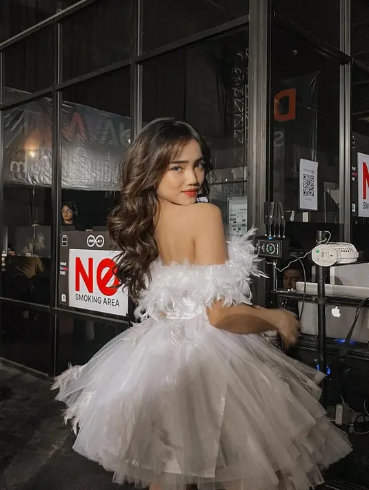 Sementara rambut panjangnya ditata bergelombang dan dibiarkan tergerai dengan indahnya. [fuji_an]