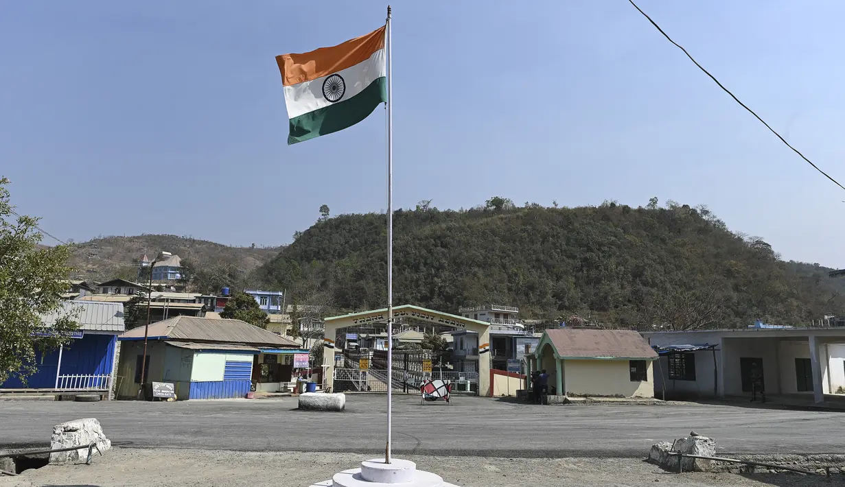 Bendera India berkibar di perbatasan Zokhawthar, negara bagian Mizoram, timur laut India (15/3/2021).  Ratusan polisi Myanmar bersama keluarganya telah melarikan diri ke India. (AFP/Sajjad Hussain)