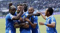 Pemain Persib Bandung, merayakan gol yang dicetak oleh Bojan Mališic ke gawang Arema FC pada laga Liga 1 di Stadion GBLA, Jawa Barat, Kamis (13/9/2018). Persib menang 2-0 atas Arema FC. (Bola.com/M Iqbal Ichsan)