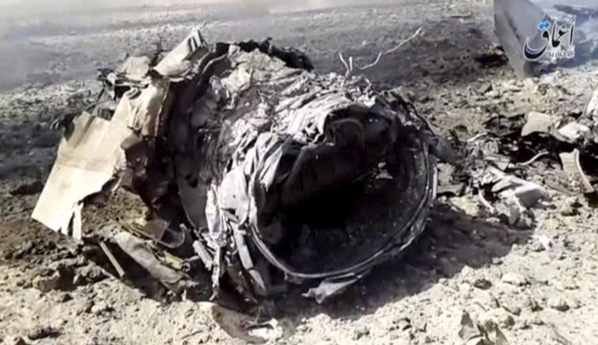 Bangkai pesawat yang hancur di sebelah tenggara Damaskus, Jumat, (22/4). Pesawat tempur yang jatuh adalah pesawat MiG-23, Banyak opini perkembang yang membuat akibat jatuhnya pesawat ini benar- benar ulah kelompok ISIS. (Reuters)