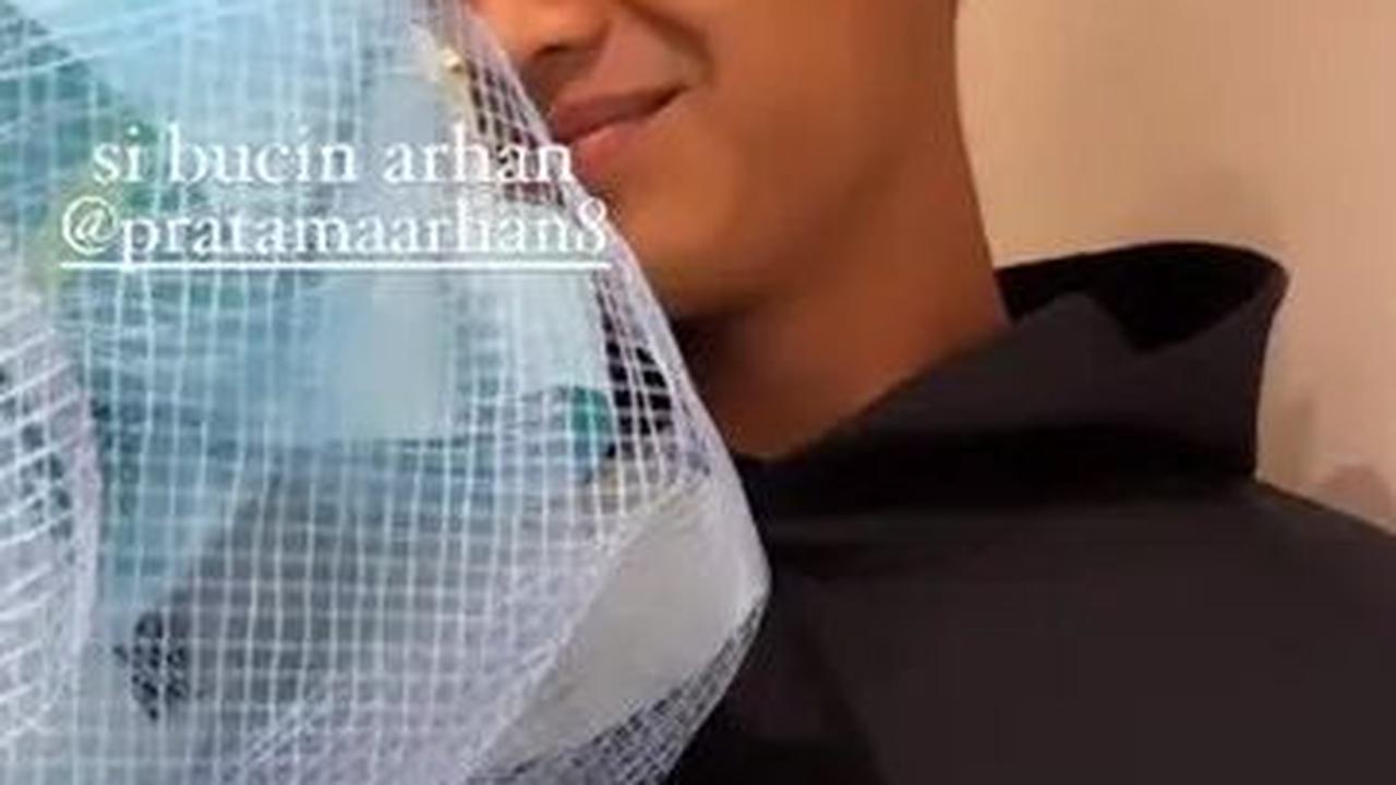Azizah Ultah, Ini 6 Potret Romantis Pratama Arhan Kasih Kejutan ke Istri