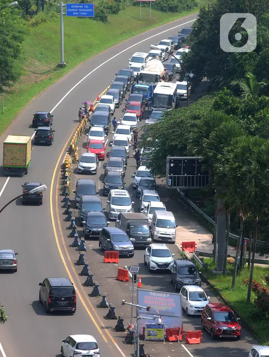 Kendaraan antre memadati kawasan Puncak di Simpang Gadog, Ciawi, Bogor, Kamis (20/5/2021). Walaupun libur lebaran sudah berlalu, kawasan Puncak dan sekitarnya masih dipadati wiasatawan. (merdeka.com/Arie Basuki)