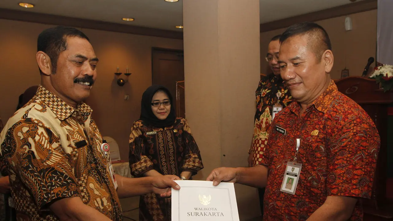 Wali Kota Solo, F.X. Hadi Rudyatmo (kiri) menyerahkan Surat Keputusan (SK) Pensiun Aparatur Sipil Negara (ASN) di Hotel Sahid Jaya, Solo, Selasa (13/2/2018).