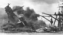 Pesawat tempur jepang saat menyerang kapal USS Arizona di Battleship Row dalam serangan di Pearl Harbor, Hawaii, AS 7 Desember 1941. Serangan tersebut merupakan peristiwa pengeboman dadakan oleh AL Jepang terhadap armada Pasifik AS. (Reuters/U.S Navy)