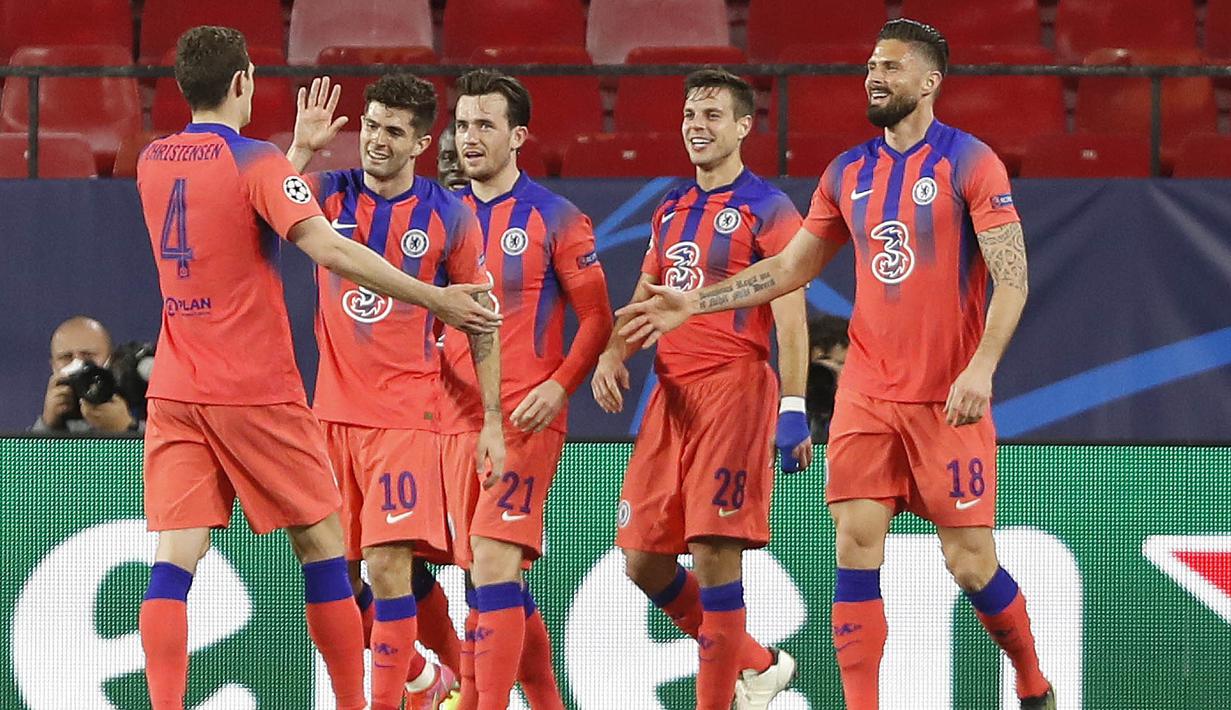 Para pemain Chelsea merayakan gol yang dicetak oleh Ben Chilwell ke gawang FC Porto pada laga Liga Champions di Stadion Ramon Sanchez Pizjuan, Kamis (8/4/2021). Chelsea menang dengan skor 2-0. (AP Photo/Angel Fernandez)