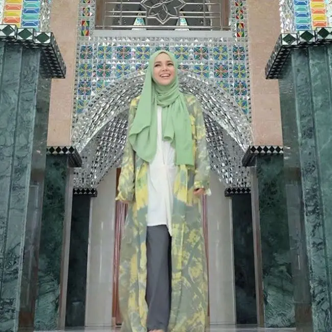 Gaya hijab Dewi Sandra. (sumber foto: @dewisandra/instagram)