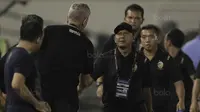 Pelatih Sriwijaya FC, Rahmad Darmawan, saat pertandingan melawan Arema FC pada laga perempat final Piala Presiden di Stadion Manahan, Solo, Minggu, (4/2/2018). Sriwijaya FC menang 3-1 atas Arema FC. (Bola.com/M Iqbal Ichsan)