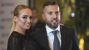 Bek Barcelona, Jordi Alba, didampingi sang istri menghadiri resepsi pernikahan bintang Barcelona, Lionel Messi di Kompleks City Center, Santa Fe, Jumat (30/6/2017). (AFP/Eitan Abramovich) 