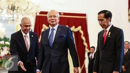 PM Malaysia, HE Dato Sri Muhammad Najib Tun Abdul Razak (kiri) disambut Presiden Jokowi (kanan) saat tiba di Jakarta, Senin (1/8). Pertemuan membahas isu di bidang pertahanan dan keamanan dan kerja sama ekonomi. (Liputan6.com/Faizal Fanani)