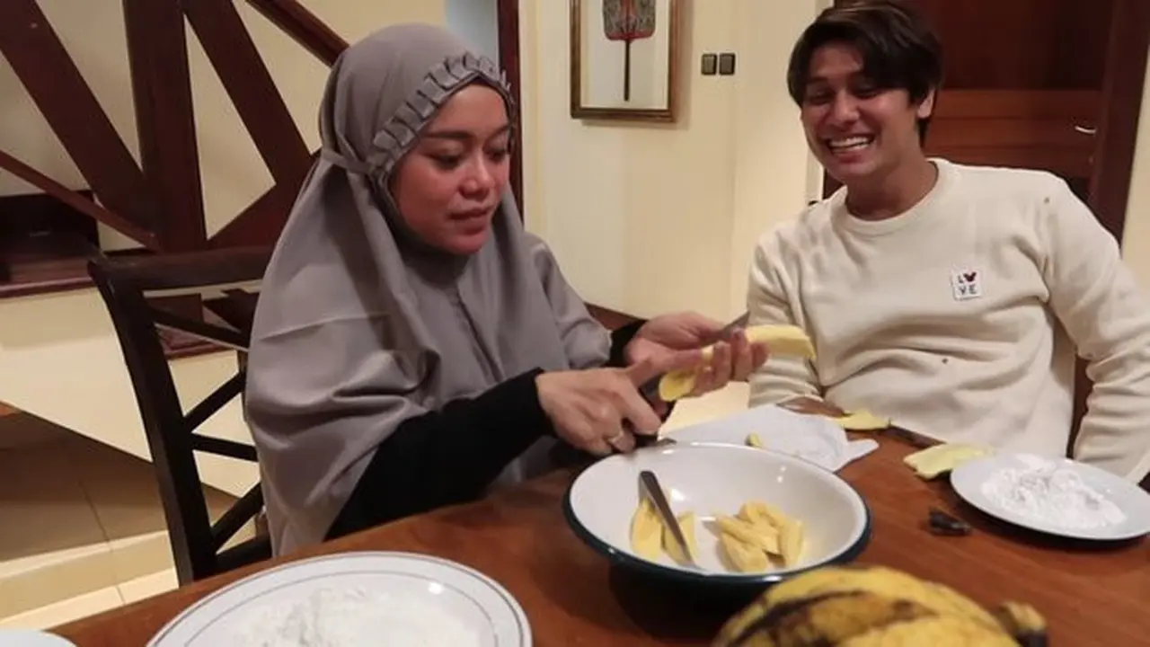 Pasangan Romantis, Ini 7 Momen Lesti Kejoran Masak Buat Rizky Billar