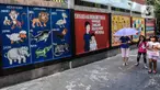 Anak-anak melintas di depan mural edukasi di Jalan Pademangan 2, Jakarta, Senin (18/11/2019). Mural edukasi ini dikerjakan anak-anak muda yang tergabung dalam Tim Mural Pademangan Timur, dengan tujuan memberikan edukasi positif kepada anak-anak di sekitar kawasan itu. (Liputan6.com/Faizal Fanani)