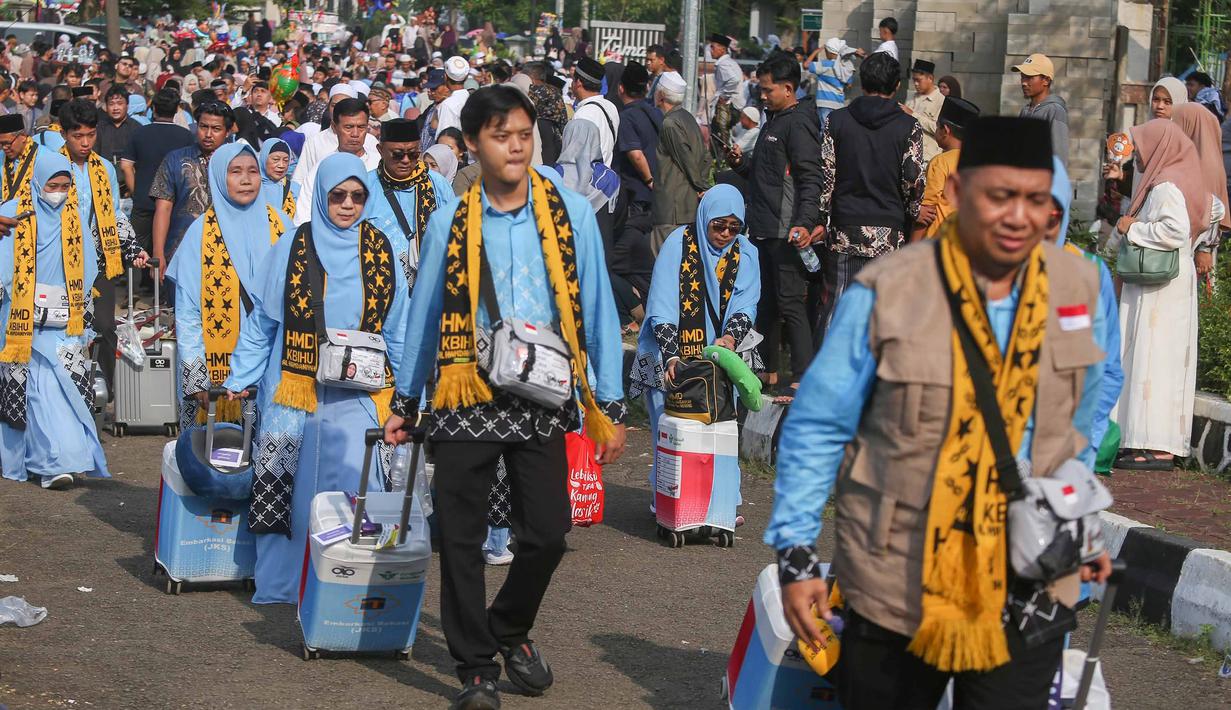 Pada musim haji 2026, Kabupaten Bogor, Jawa Barat, memberangkatkan 2.405 calon jemaah haji. Tampak dalam foto, sejumlah calon jemaah haji bersiap mengikuti acara pelepasan di Aula Kantor Bupati, Kabupaten Bogor, Jawa Barat, Jumat (8/5/2026). (merdeka.com/Arie Basuki)