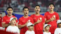 Pemain Timnas Indonesia,&nbsp;Asnawi Mangkualam, Pratama Arhan, Marselino Ferdinan, dan Rafael Struick menyanyikan lagu kebangsaan Indonesia Raya pada laga Grup B Piala AFF 2024 melawan Filipina yang berlangsung di Stadion Manahan, Solo, Jawa Tengah, Sabtu (21/12/2024). (Bola.com/Abdul Aziz)