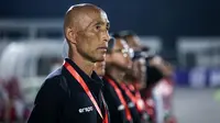 Pelatih Timnas putri Indonesia, Satoru Mochizuki jelang dimulainya laga uji coba internasional menghadapi Singapura di Stadion Madya, Gelora Bung Karno, Senayan, Jakarta, Selasa (28/5/2024). (Bola.com/Bagaskara Lazuardi)