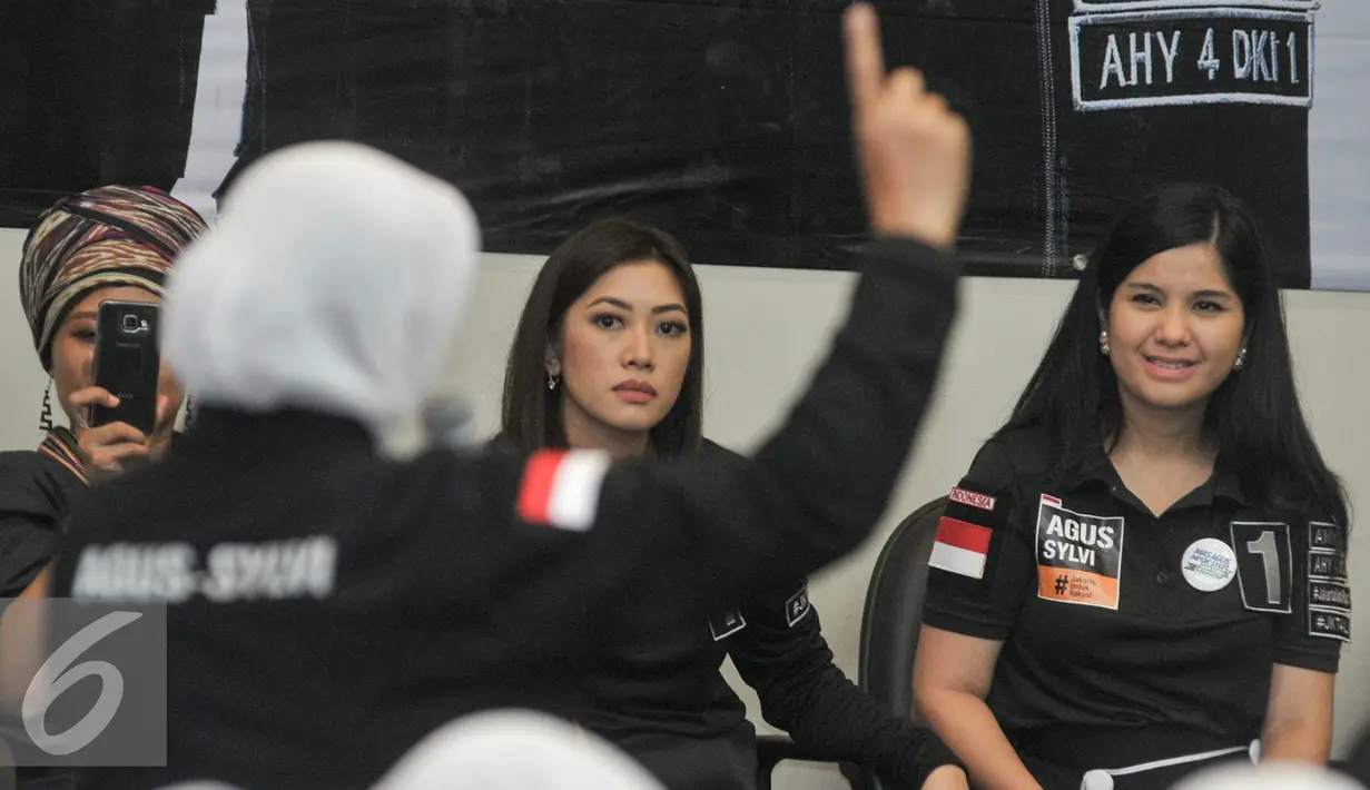 Annisa Pohan (kanan) ditemani Aliya Rajasa (tengah) saat menemui komunitas Perempuan Asli Jakarta di Wisma Proklamasi, Menteng, Jakarta Pusat, Jumat (25/11). Konsolidasi tersebut bertema 'Silaturahim membangun Jakarta1'. (Liputan6.com/Yoppy Renato)