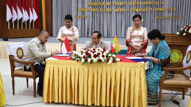 Dubes RI untuk Myanmmar melakukan penyerahan bantuan secara teknis.