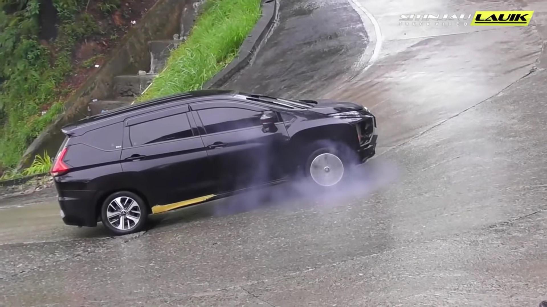 Mitsubishi Xpander mencoba menanjak (YouTube/Sitinjau Lauik Truck Video)