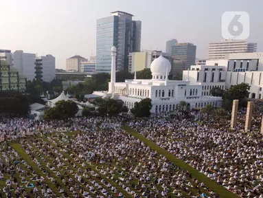 Foto udara memperlihatkan suasana jelang shalat Idul Fitri 1442 H di Lapangan Masjid Agung Al Azhar, Jakarta, Kamis (13/5/2021). Ribuan umat muslim melaksanakan shalat Idul Fitri 1442 H di Lapangan Masjid Agung Al Azhar dengan menerapkan protokol kesehatan ketat. (Liputan6..com/Helmi Fithriansyah)