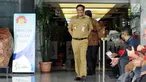 Gubernur DKI Jakarta Djarot Saiful Hidayat saat meninggalkan gedung KPK, Jakarta, Senin (25/9). Kedatangan Djarot untuk menandatangani nota kesepahaman (MoU) terkait pajak dan retribusi bersama KPK. (Liputan6.com/Helmi Fithriansyah)