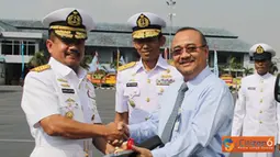 Citizen6, Jakarta: Pangkolinlamil Laksda TNI S.M. Darojatim, menerima satu unit mobil ambulance dari Senior Vice Presiden Bank Mandiri Budi J. Siahaan, yang merupakan hibah dari PT. Bank Mandiri Tbk. kepada Kolinlamil. (Pengirim: Kadispen Kolinlamil).