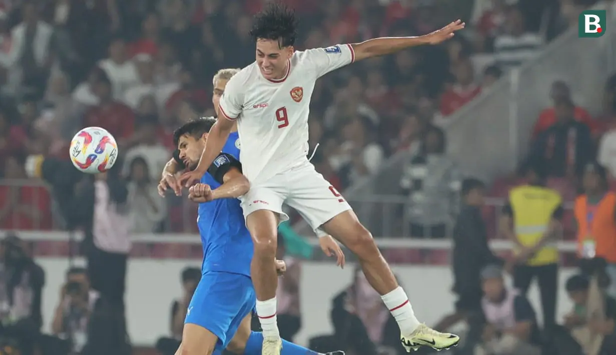 <p>Pemain Timnas Indonesia, Rafael Struick (kanan) berduel udara dengan seorang pemain Filipina pada laga terakhir Grup F putaran kedua kualifikasi Piala Dunia 2026 Zona Asia di Stadion Utama Gelora Bung Karno (SUGBK) Senayan, Jakarta, Selasa (11/6/2024). (Bola.com/M Iqbal Ichsan)</p>