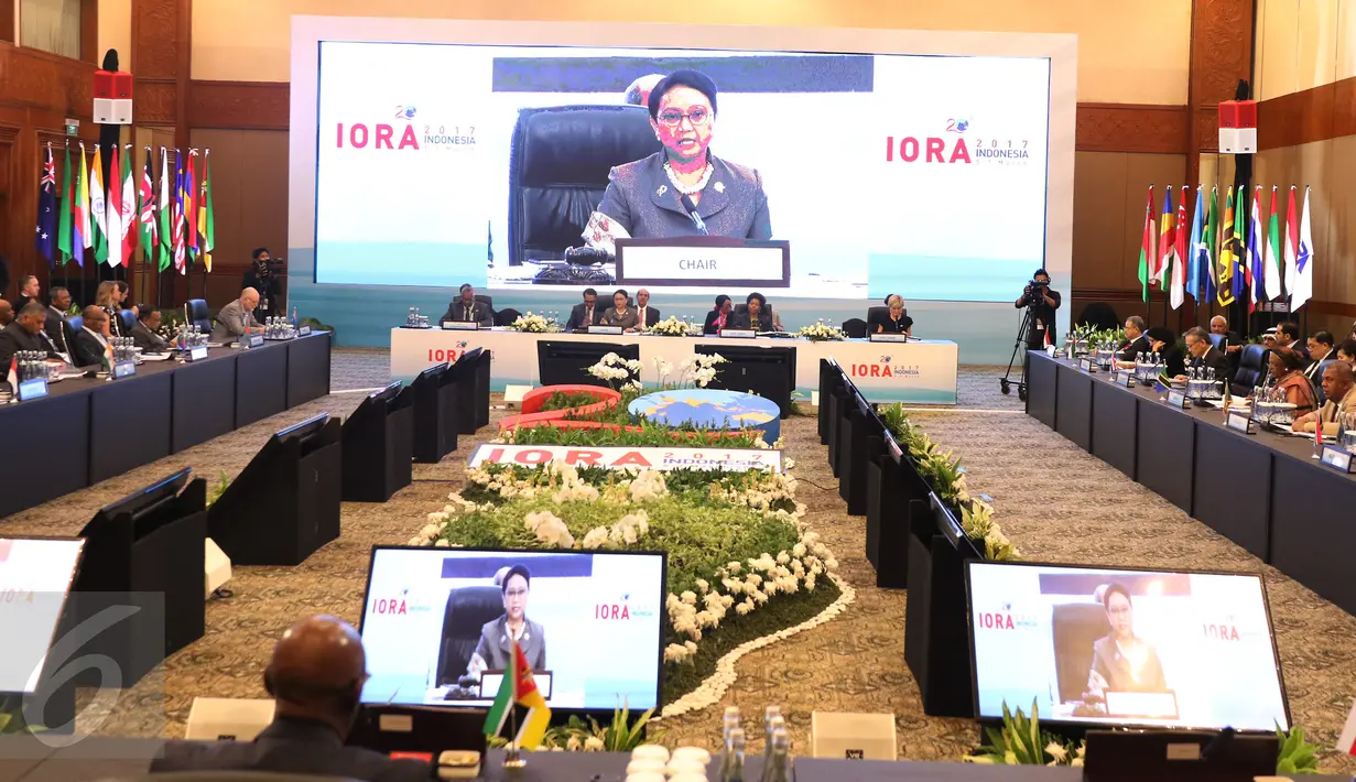 Suasana pertemuan tingkat menteri dalam rangkaian KTT Asosiasi Negara Lingkar Samudera Hindia (IORA) di Jakarta Convention Centre, Senin (6/3). Pertemuan itu untuk mempersiapkan Leaders Summit dan Business Summit. (Liputan6.com/Angga Yuniar)