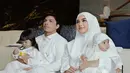Sedangkan di acara doa pelepasan, pasutri ini dan kedua anak mereka tampil kompak dengan outfit berwarna putih. [Foto: Instagram/attahalilintar]