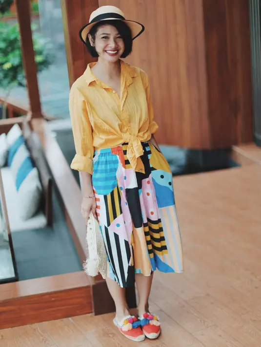 Nah, ceria banget kan? Mulai dari  rok pattern, kemeja warna kuning, serta topi dan sepatu yang dipakainya. Terlebih dengan senyuman semringah di bibir Andien. (Instagram/andienaisyah)