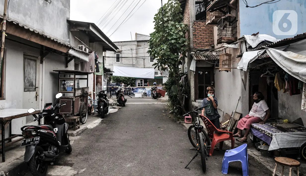 Suasana sepi aktivitas di wilayah Zona Merah RW 03 Kelurahan Kebon Manggis, Jakarta, Selasa (14/7/2020). Terus meningkatnya kasus positif Covid-19 menyebabkan jumlah RW di DKI yang masuk Wilayah Pengendalian Khusus (WPK) atau Zona Merah bertambah menjadi 30 lokasi. (merdeka.com/Iqbal Nugroho)