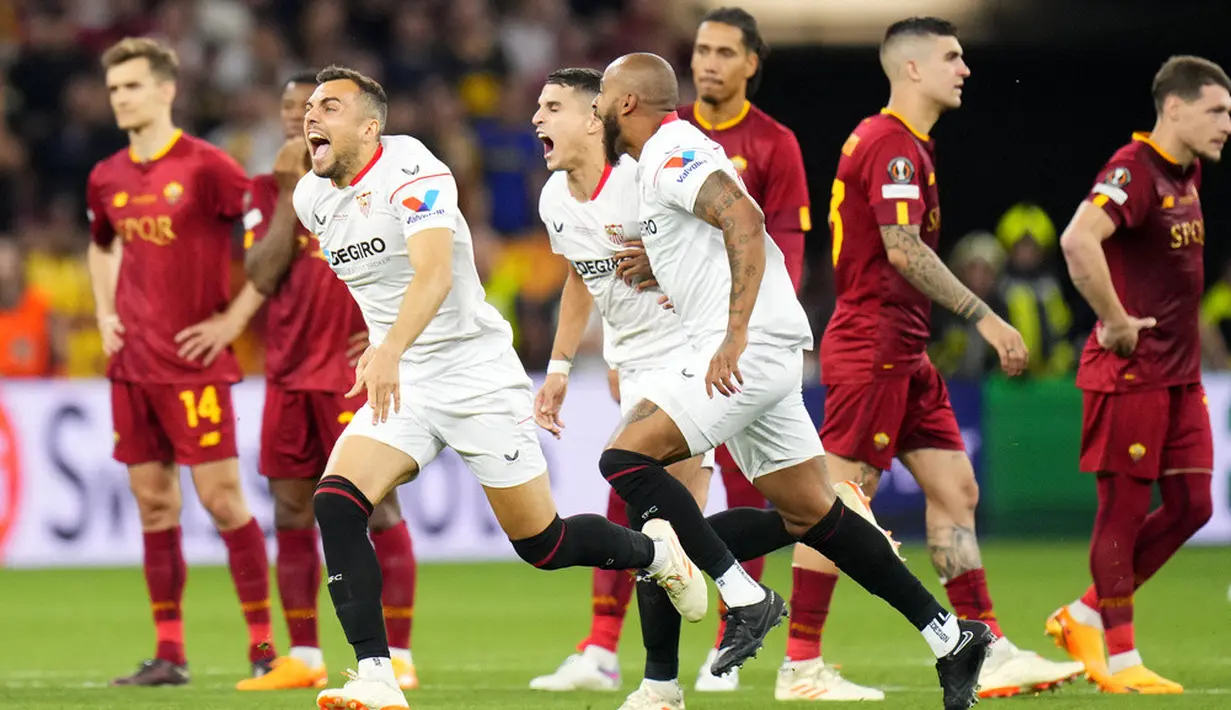 <p>Di babak tambahan, AS Roma memiliki peluang paling bagus untuk memenangkan pertandingan. Bek Chris Smalling nyaris jadi pahlawan jika sundulannya tidak mengenai tiang gawang. Adu penalti akhirnya digelar untuk menentukan siapa yang menjadi juara. (AP Photo/Petr David Josek)</p>