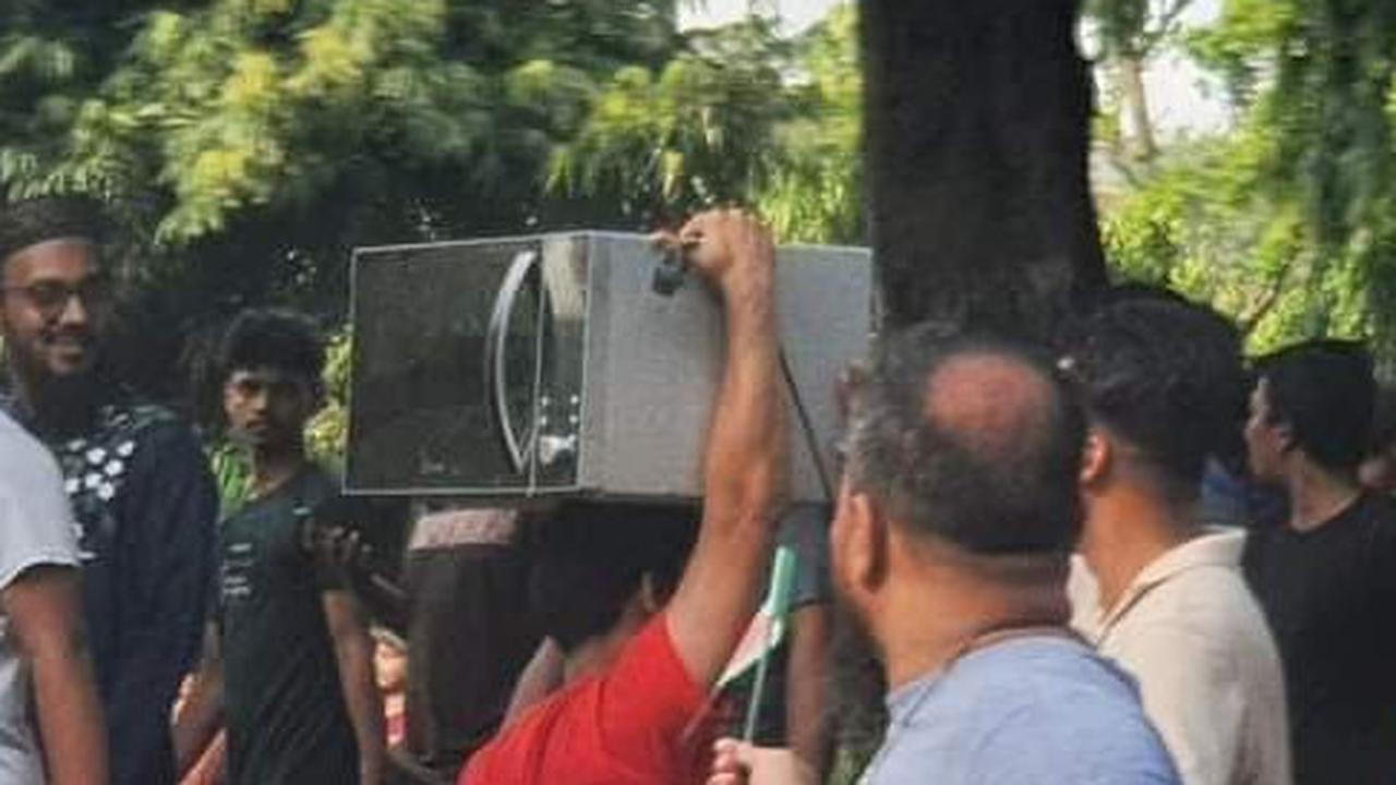 Demonstran di Bangladesh mengambil oven dari rumah dinas mantan PM Sheikh Hasina.