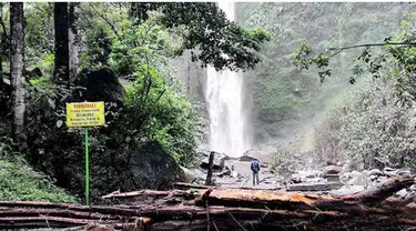 Hujan deras yang mengguyur Kabupaten Malang di Jawa Timur dalam 2 hari terakhir memicu bencana banjir dan tanah longsor di Kawasan wisata air terjun Cobanrondo, Kecamatan Pujon, Kabupaten Malang.