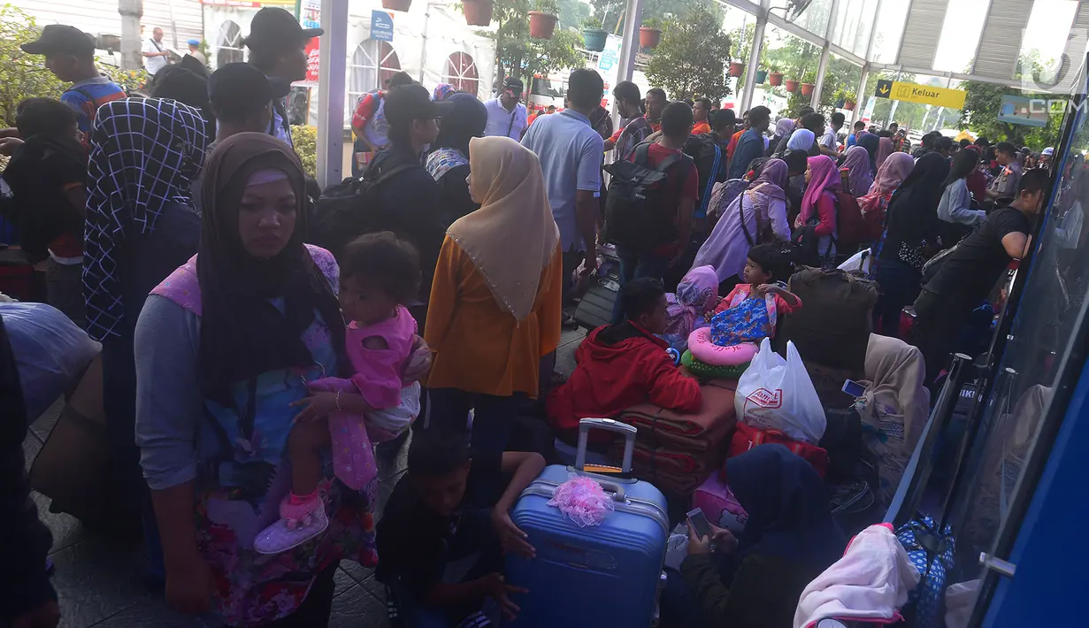 Calon pemudik menunggu di Stasiun Senen, Jakarta, Jumat (8/6). Pada H-7 lebaran, jumlah penumpang masih di bawah jumlah penumpang kereta api tahun lalu untuk periode yang sama. (Merdeka.com/Imam Buhori)