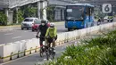 Pesepeda melintas di Jalan Jenderal Sudirman, Jakarta, Minggu (6/6/2021). Gubernur DKI Jakarta Anies Baswedan berencana menambah jalur sepeda untuk memfasilitasi warga agar dapat bersepeda secara aman. (Liputan6.com/Faizal Fanani)